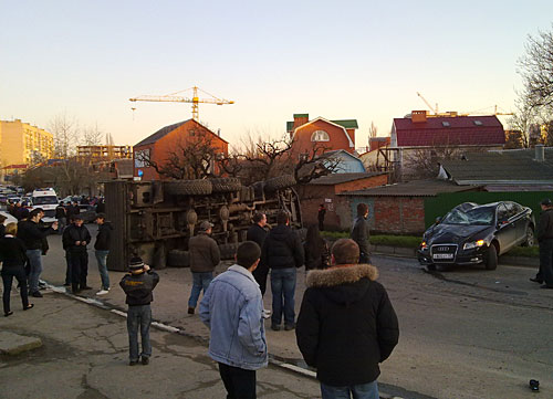 Автомобили, попавшие под колеса "КАМАЗа" в Краснодаре. Март 2010 года. Фото очевидцев ДТП