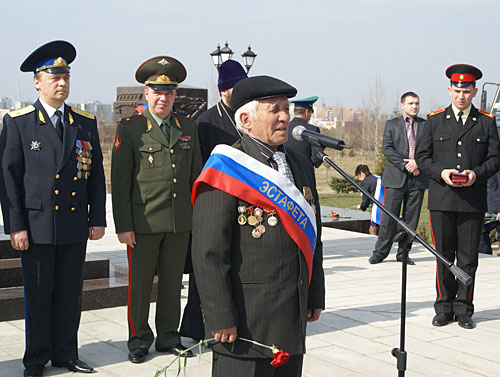 Ветеран войны, Полный кавалер Ордена славы Виктор Коняев приветствует участников "Эстафеты Победы". Фото "Кавказского Узла"