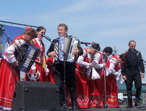 Хор казачьей песни на ярмарке во Владикавказе. 4 июня 2011 г. Фото "Кавказского узла"