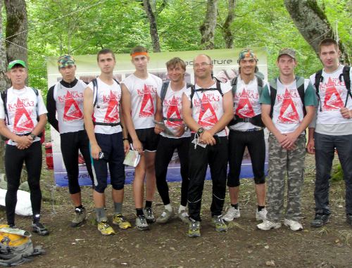 участники мультигонки "Кавказ Adventure Race 2011" в базовом лагере в селе Хамышки (Адыгея). 9 июля 2011 г. Фото Владимира Нарожного и Дениса Цуканова для "Кавказского узла"