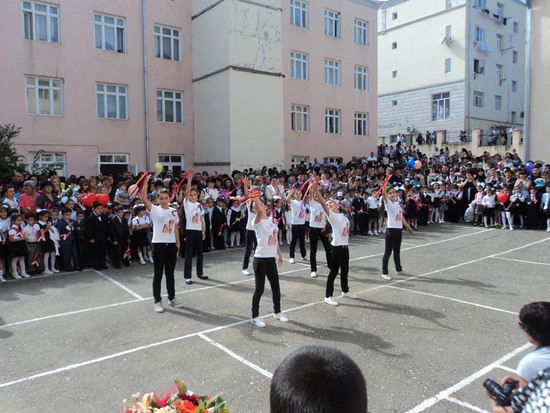 Старшеклассницы танцуют.