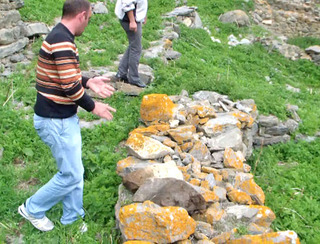 Дедовский фундамент в селении Шыкы. Кабардино-Балкария, 15 мая 2012 г. Фото Луизы Оразаевой для "Кавказского узла"