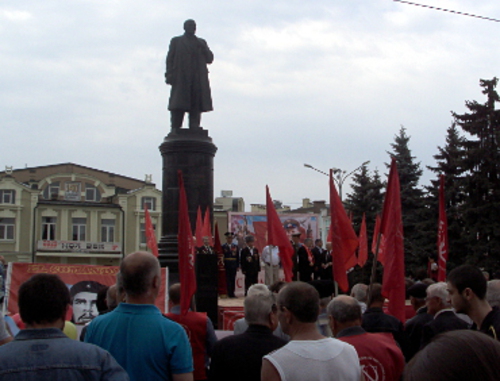 Митинг КПРФ у памятника Ленину. Северная Осетия, Владикавказ, 1 мая 2012 г. Фото Эммы Марзоевой для "Кавказского узла"