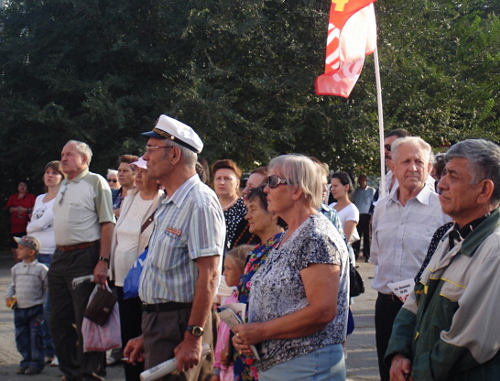 Участники митинга против повышения тарифов ЖКХ и невыплаты зарплаты работникам судостроительного завода "Судоверфь". волгоград, 18 сентября 2012 г. Фото Татьяны Филимоновой для "Кавказского узла"