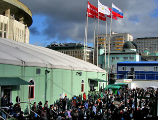 Праздничный намаз возле спорткомплекса "Олимпийский". Москва, 26 октября 2012 г. Фото Натальи Крайновой для "Кавказского узла"