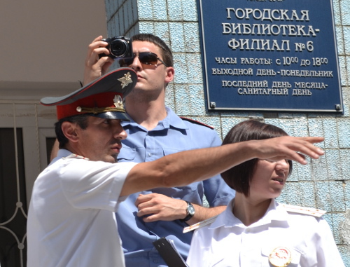 Представители полиции у здания ДК. Сочи, Хостинский район, поселок Кудепста, 25 мая 2013 г. Фото Светланы Кравченко для "Кавказского узла"