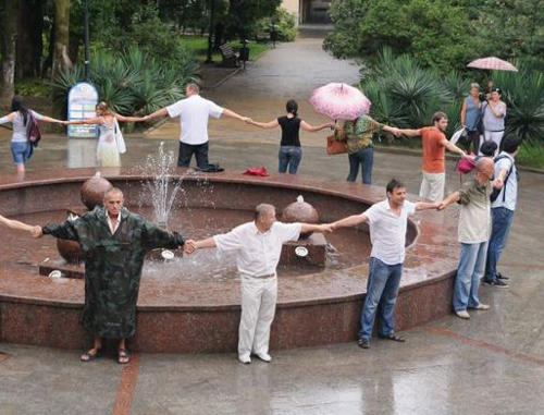 Флешмоб в поддержку Алексея Навального в Сочи. 18 июля 2013 г. Фото предоставлено руководителем аппарата партии "Народный альянс" по Краснодарскому краю Давидом Хакимом.