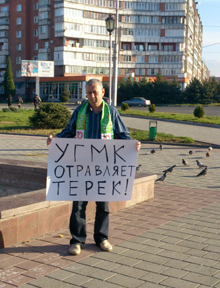 Санитарный врач Ацамаз Хадиков во время одиночного пикета против Уральской горно-металлургической компании. Северная Осетия, Владикавказ, 3 ноября 2013 г. Фото предоставлено региональным отделением партии "Яблоко2