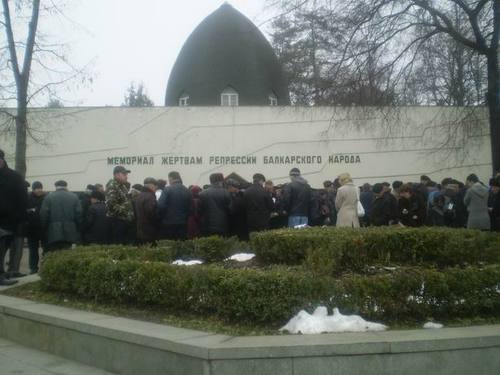 Митинг 8 марта 2009 г. у мемориала жертвам репрессий в Нальчике, Кабардино-Балкария. Фото корреспондента "Кавказского узла" Луизы Оразаевой.