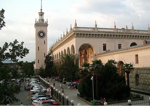 Железнодорожный вокзал города-курорта Сочи. Краснодарский край. Фото 2006 года. Источник: www.parovoz.com