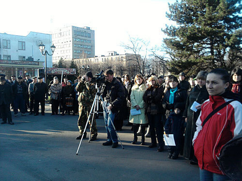 Северная Осетия, Владикавказ, площадь Победы, митинг с требованием закрыть завод "Электроцинк". 5 декабря 2009 года. Фото "Кавказского Узла"