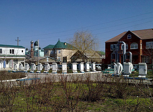 Дагестан, Хасавюрт, городской сквер, апрель 2010 года. Фото "Кавказского Узла"