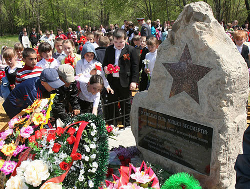 Памятник железнодорожникам на перегоне между железнодорожными станциями Двойная и Ельмут. Ростовская область, Орловский район, 4 мая 2010 года. Фото управления СКЖД