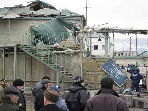 Последствия взрыва на базе ДПС в Махачкале 6 января 2010 года. Фото "Кавказского узла"