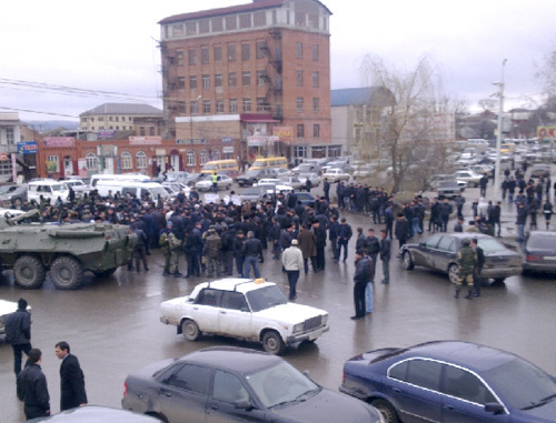 Ингушетия, Назрань. Стихийная акция протеста против похищений людей. 23 марта 2011 г. Фото с сайта правозащитного центра "Мемориал" (http://www.memo.ru)