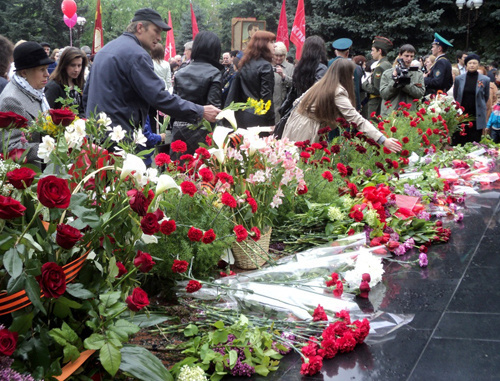 Возложение цветов у Вечного огня в Нальчике, Кабардино-Балкария. 9 мая 2011 г. Фото "Кавказского узла"