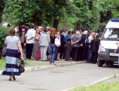 Родственники пострадавших при взрыве газового баллона ожидают решения врачей о возможности транспортировки раненых в лечебные учреждения Москвы и Санкт-Петербурга.  Северная Осетия, Владикавказ, клиническая больница скорой помощи. Фото "Кавказского узла"