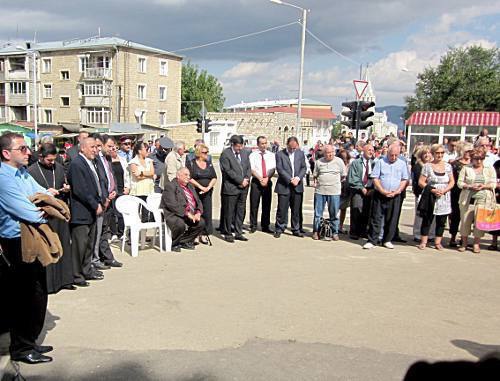 На торжественном открытии дороги в городе Шуши присутствовали представители фонда «Айастан» из Армении, Монреаля, власти НКР  и жители города Шуши. Нагорный Карабах, 17 сентября 2011 г. Фото «Кавказского узла»