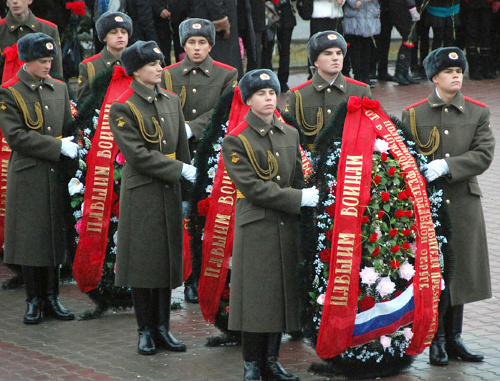 Возложение венков и цветов к мемориалу "Павшим войнам" в Ростове-на-Дону 30 ноября 2011 г. Фото с  официального сайта Законодательного Собрания Ростовской области, www.zsro.ru