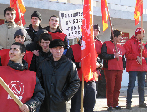 Коммунисты Дагестана на акции протеста против итогов выборов. Махачкала, 6 декабря 2011 г. Фото Тимура Исаева для "Кавказского узла"