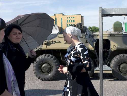 Проект "Грозный: девять городов". Женщины у металлоискателя для проверки зрителей Парада Победы 9 мая 2010 года, Ольга Кравец. Использовано фото cо страницы проекта http://strana.lenta.ru/russia/grozny.htm