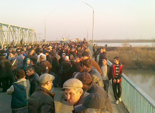 Дагестан, 19 марта 2012 г. Родственники погибших в ходе конфликта, произошедшего в Кизляре 18 марта на улице Набережной, блокируют трассу "Ростов-Баку". Фото Ахмеда Магомедова для "Кавказского узла"