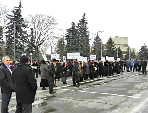 Пикет у здания республиканского Дома правительства с требованием расследования убийства депутата республиканского парламента Ислама Крымшамхалова. Черкесск, 14 марта 2012 г. Фото RFE/RL