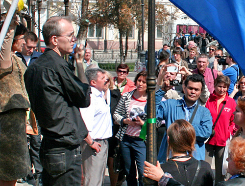 Олег Шеин выступает на импровизированном митинге во время встречи с депутатами Госдумы РФ, приехавшими поддержать участников голодовки протеста. Астрахань, 10 апреля 2012 г. Фото Александра Козлова, http://ko-07.livejournal.com