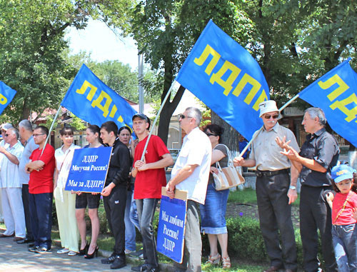 Митинг ЛДПР состоялся во Владикавказе в День России. Северная Осетия, 12 июня 2012 г. Фото Эммы Марзоевой для "Кавказского узла"