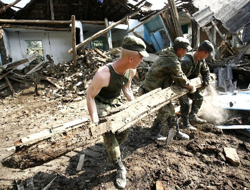 Военные помогают жителям Крымска в уборке завалов после наводнения. Краснодарский край, Крымск, 18 июля 2012 г. Фото: Геннадий Аносов / Югополис