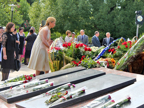 Возложение цветов к Мемориалу славы в Сухуме. Абхазия, 14 августа 2012 г. Фото Анжелы Кучуберия для "Кавказского узла"