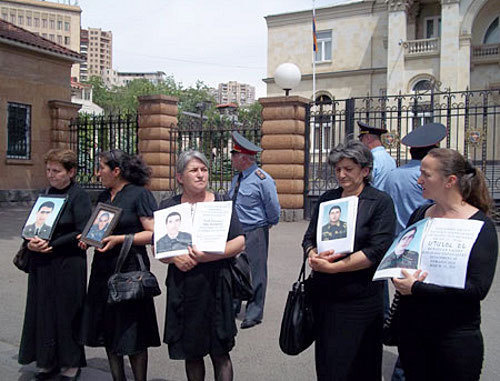 Матери солдат, погибших во время прохождения службы в армии, протестуют на проезжей части перед резиденцией президента Армении. Слева -Асмик Ованнисян, мать погибшего Артака Назаряна. Ереван, 17 мая 2012 г. Фото: http://www.epress.am