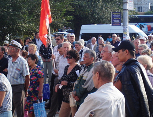 Участники митинга протеста против повышения тарифов ЖКХ и невыплаты зарплаты работникам судостроительного завода "Судоверфь". Волгоград, 18 сентября 2012 г. Фото Татьяны Филмионовой для "Кавказского узла"