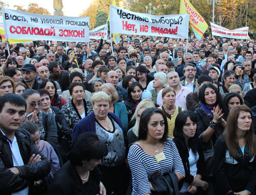 Митинг партии "Патриоты России" прошел на площади у Осетинского театра. Северная Осетия, Владикавказ, 16 октября 2012 г. Фото Эммы Марзоевой для "Кавказского узла"