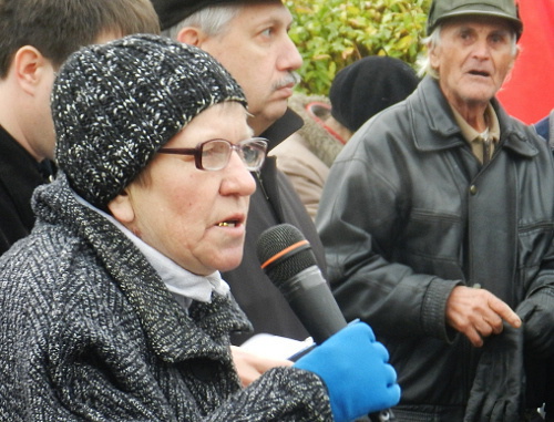 Волгоград. 4 ноября 2012 г. Митинг против нарушений прав граждан в сфере ЖКХ. Пенсионерка Любовь Илларионова подсчитала, что с 2005 года тарифы на услуги ЖКХ выросли в 40 раз. Фото Татьяны Филимоновой для "Кавказского узла"