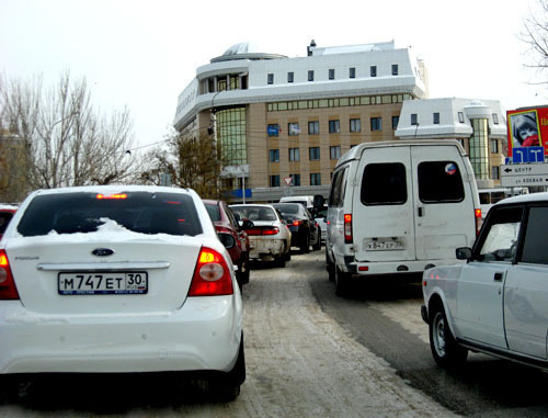 Сильный снегопад привел к дорожному коллапсу в городе. Астрахань, 24 декабря 2012 г. Фото Вячеслава Ященко для "Кавказского узла"