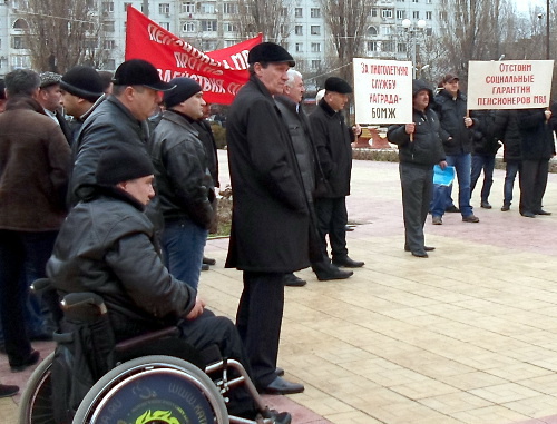 Митинг пенсионеров и инвалидов МВД и родственников погибших сотрудников полиции в парке имени 50-летия Октября. Махачкала, 26 февраля 2013 г. Фото Зульфии Гаджиевой, "Радио Эркенлъи".