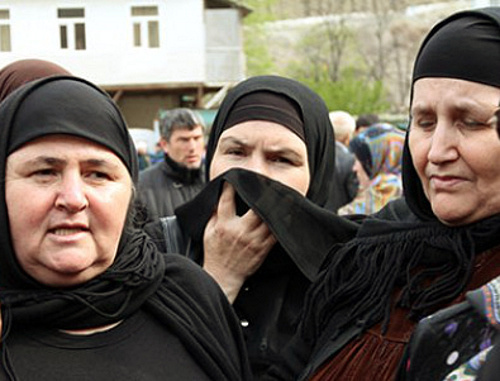 Жители села Гимры в поселке Временном. Дагестан, Унцукульский район, апрель 2013 г. Фото Руслана Алибекова, http://chernovik.net