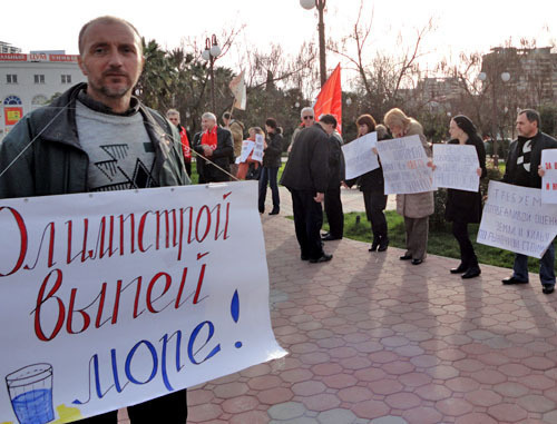 Юрий Молчанов во время митинга против олимпийского строительства. Сочи, лето 2011 г. Фото Светланы Кравченко для "Кавказского узла"