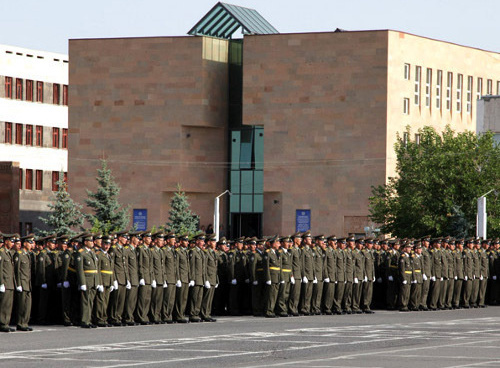 Курсанты на плацу Военного института имени Вазгена Саргсяна в Ереване. Фото: mil.am