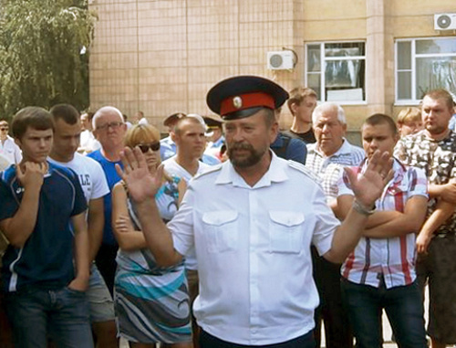 Стихийный митинг жителей станицы Вешенской возле администрации Шолоховского района в Ростовской области. 13 августа 2013 г. Фото пресс-центра Шолоховского РК КПРФ, http://kprf.ucoz.com