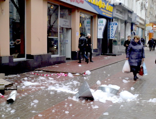 Оборвавшаяся из-за наледи на крыше водосточная труба на тротуаре. Ростов-на-Дону, декабрь 2013 г. Фото: Портал donnews.ru