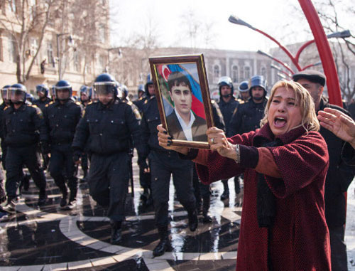 Участница акции держит портрет погибшего солдата во время митинга против небоевых потерь в армии. Баку, 10 марта 2013 г. Фото Азиза Каримова для "Кавказского узла"