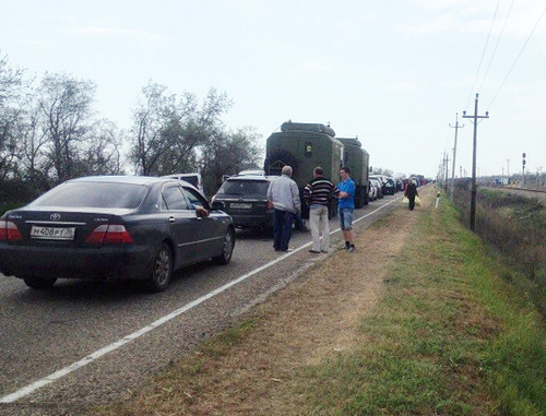 Очередь в порт "Кавказ" к паромной переправе. Краснодарский край, Темрюкский район, 2 мая 2014 г. Фото Сергея Ачкасова, http://vk.com/wall41895359_194 