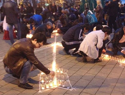 Церемония зажжения свечей в День черкесского флага. Нальчик, 25 апреля 2014 г. Фото Марианны Мальбаховой с личной страницы www.facebook.com