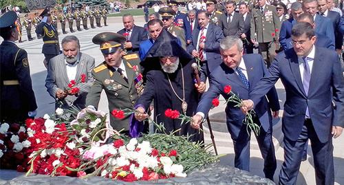 Возложение цветов в память о погибших в ходе карабахской войне на Мемориальном комплексе в Степанакерте. Нагорный Карабах.2 сентября 2014 год. Фото Алвард Григигорян для "Кавказского узла"