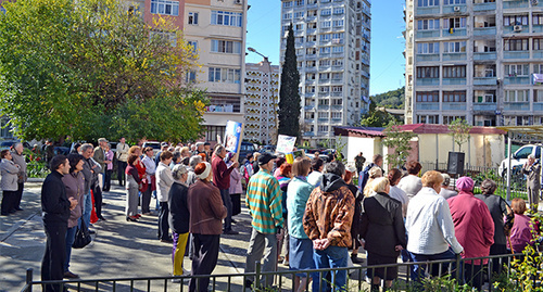 Участники митинга в микрорайоне КСМ, Сочи 19 октября 2014. Фото Светланы Кравченко для "Кавказского узла"