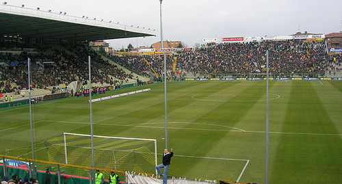 Стадион Эннио Тардини, Парма, Италия. Фото: Wetto, https://upload.wikimedia.org/wikipedia/commons/thumb/d/db/Stadio_Ennio_Tardini.jpg/1280px-Stadio_Ennio_Tardini.jpg