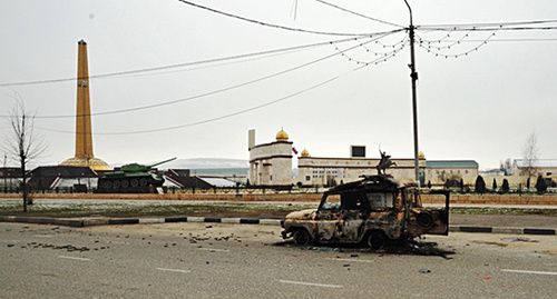 Улица Грозного после атаки боевиков. Фото: http://nac.gov.ru/files/8401.jpg