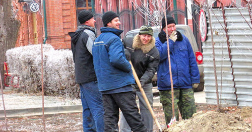 Строители на улице Академическая, Ворошиловский район Волгограда. Фото Вячеслава Ященко для "Кавказского узла" 